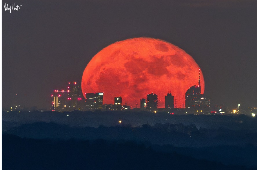 Milano ‘sovrastata’ da una Luna gigante – Lo scatto incredibile del fotografo Valerio Minato: “L’ho inseguito per 5 anni”