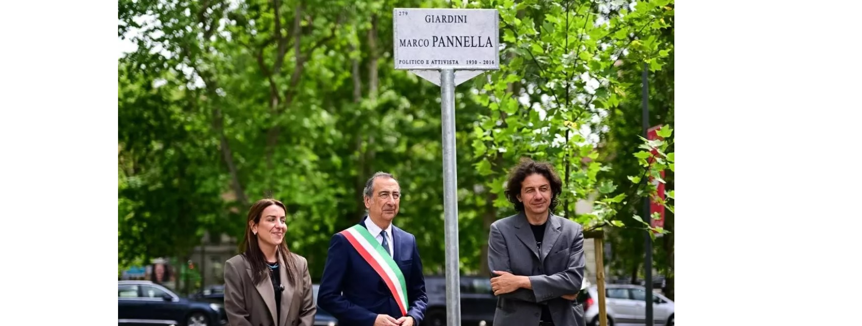 Milano celebra Marco Pannella a 10 anni dalla scomparsa: svelata la targa ‘Giardini Pannella’ in piazza Aquileia