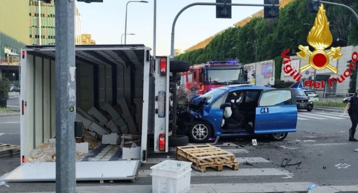 Milano – Brutto incidente in viale Scarampo: furgone del pane si ribalta in strada. Traffico in tilt