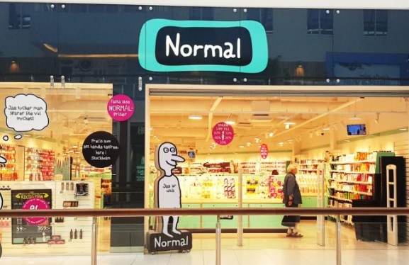A Milano apre un nuovo negozio ‘Normal’: borse, gift card e merce in regalo nel giorno dell’inaugurazione INFO