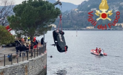 Auto precipita nel Lago di Como: muore un uomo. Una donna si salva risalendo la scarpata: è gravissima