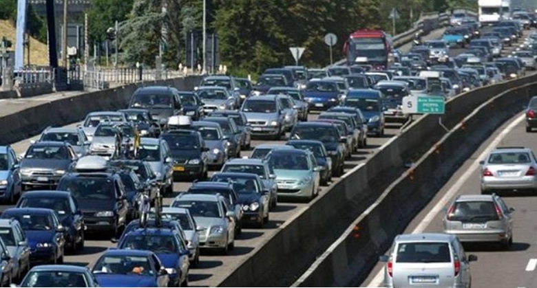Autostrade, scatta il rimborso per chi resta bloccato da traffico e cantieri – Ecco come ottenerlo (e come fare domanda)