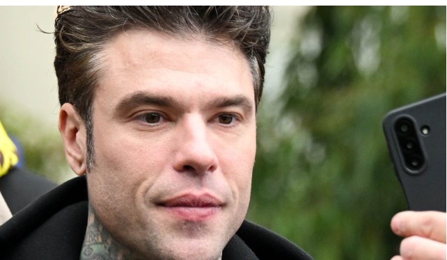 Fedez lascia l’ospedale: “Sono vivo grazie ai donatori di sangue. Sono fortunato” Cosa ha detto