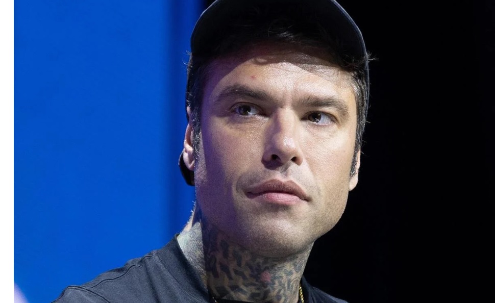 Milano –  Fedez resta in ospedale: riaperta una vecchia ulcera e ‘danni’ per le medicine. Cosa hanno detto i medici
