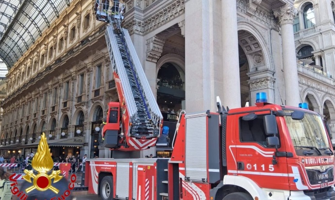 Milano – Pericolo in Galleria Vittorio Emanuele: si stacca recinzione e penzola sui passanti. Intervengono i Vigili del Fuoco