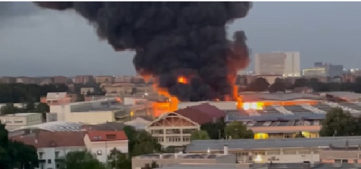 Milano – A fuoco piattaforma ecologica: scoppia incendio fra i rifiuti. Alta colonna di fumo nero