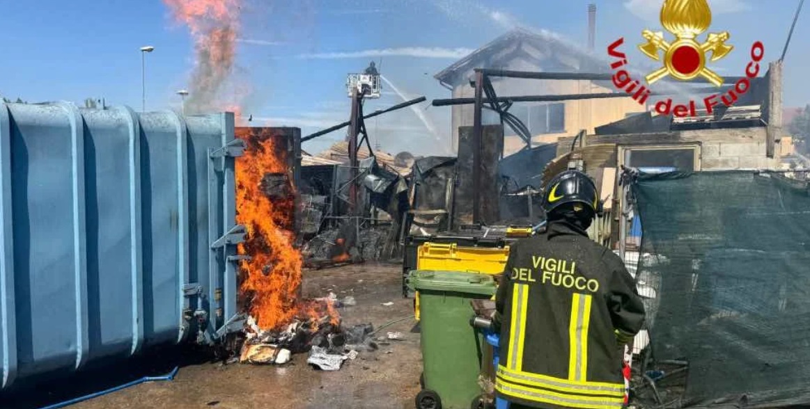 Milano – A fuoco azienda agricola: alta colonna di fumo nero