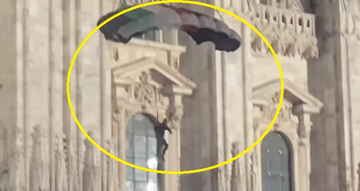 Milano- Si lancia dal Duomo col paracadute e la bandiera della Palestina. Fermato dalla Polizia