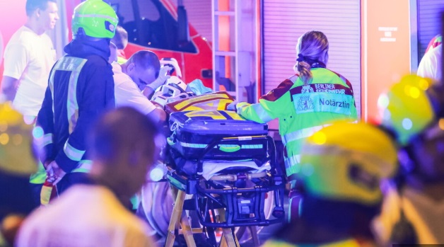 Terrore al Gay Pride – Si lancia a 80 all’ora con un furgone sulla folla. Morta una donna, decine di feriti
