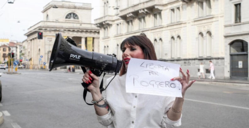 A Milano corteo per Roggero, ma si presenta una sola persona: “Non ti vergogni?” Cosa è successo