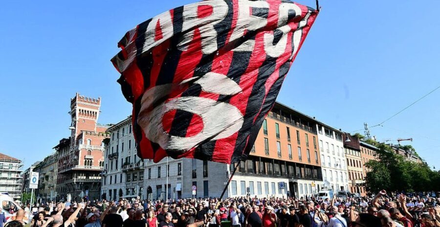Milano dà l’ultimo saluto a Franco Baresi – Un mare di tifosi alla Basilica di Sant’Ambrogio: ovazione per Maldini. Fischi per Cardinale e Scaroni