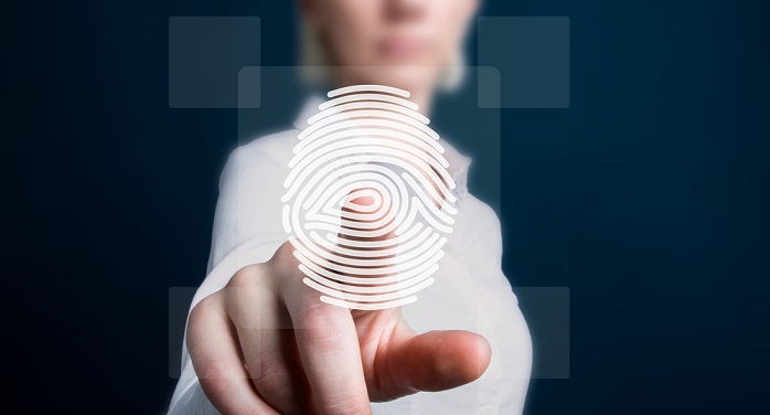 Allarme sicurezza: “Attenzione a mostrare le dita in foto” –  L’IA può estrarre le impronte digitali da foto ad alta definizione: cosa c’è di vero