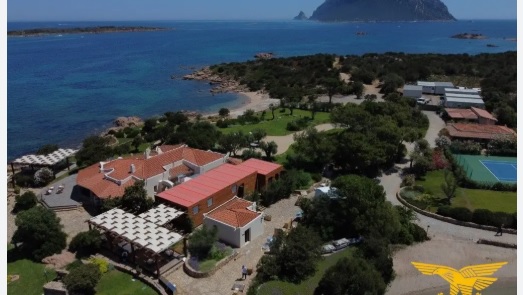 Ondata di furti nei resort sardi, mentre i turisti sono in spiaggia –  Hotel svaligiati: caccia a orologi, gioielli e borse