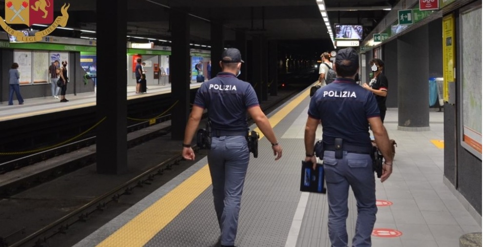Vergogna a Milano – Rapina in Metro: fa cadere un’anziana di 80 anni e le strappa la collana. Arrestato