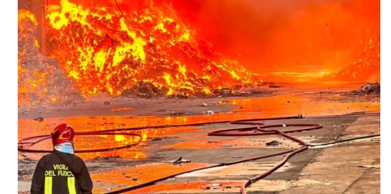 Vergogna nel Milanese: derubano i pompieri volontari, mentre spengono un maxi incendio – E ora parte la gara di solidarietà. Cosa è successo