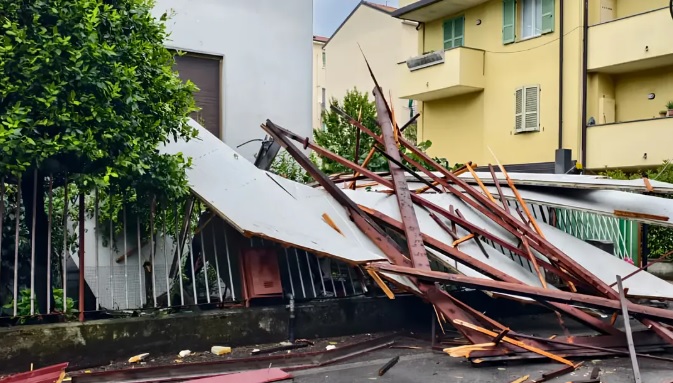 Milano – Vento furioso a Melzo: crolla il tetto di un palazzo. Tragedia sfiorata