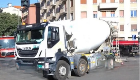 Milano – Terribile incidente in corso Lodi: 52enne a piedi travolto e ucciso da una betoniera. Stava attraversando la strada