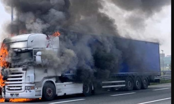 Milano – Incendio in Tangenziale: camion in fiamme. 4 Km di coda