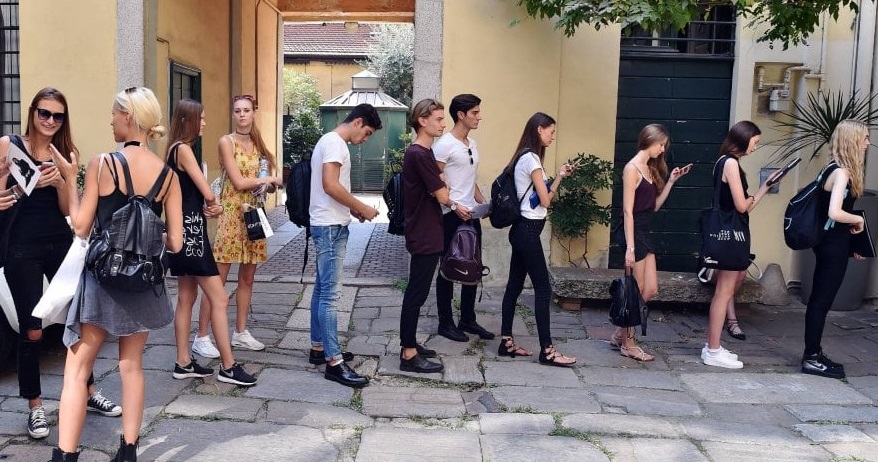 Milano Fashion Week: riparte la carica delle modelle (e dei modelli) – Tutti in fila per i casting: lunghissime code
