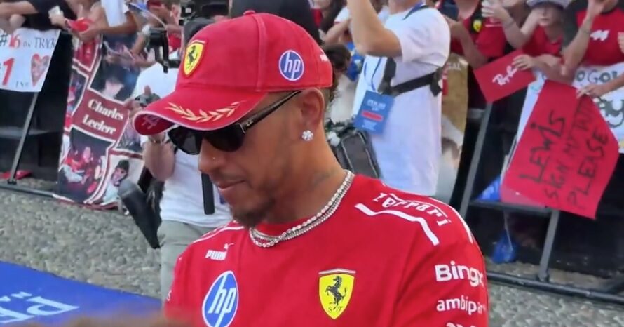 Milano – Hamilton e Leclerc arrivano in piazza del Duomo: autografi e selfie, la festa dei tifosi Ferrari