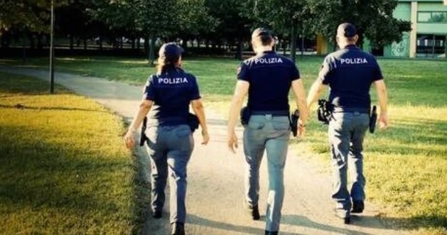 Milano – Fa sesso con un Trans al parchetto, vicino ai giochi per i bimbi. Arrestati entrambi