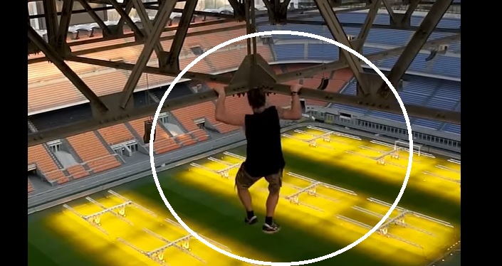 Follia a Milano – Ragazzo si appende dentro lo stadio di San Siro a 80 metri di altezza (e documenta tutto). Scattano le indagini 