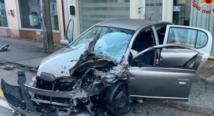 Milano – Paura nell’hinterland: auto sbanda e travolge mamma con bambino in braccio. Cosa è successo