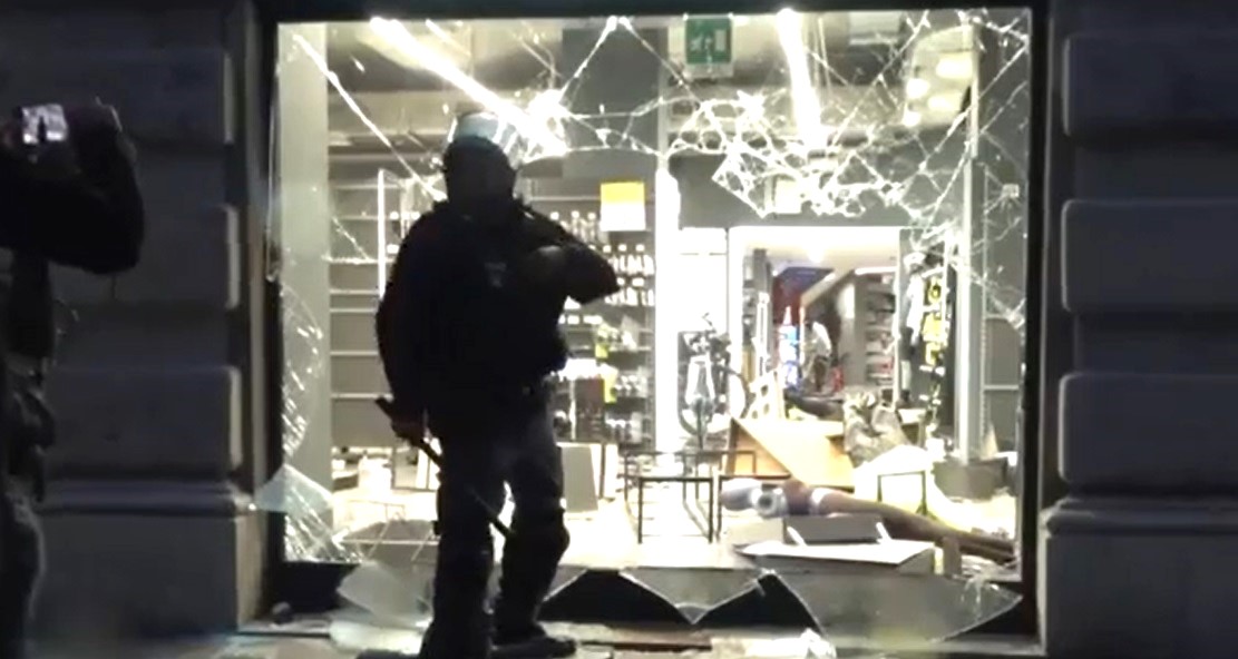 Milano – Devastato e saccheggiato il Decathlon di piazza Cairoli: “Giovani a volto coperto, si prendono tutto…” Cosa è successo