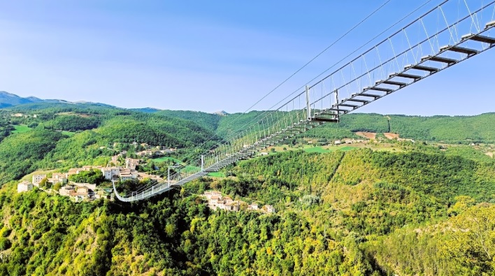 In Lombardia inaugurato il ponte pedonale più alto d’Europa, 200 metri sopra il ‘canyon’: diventerà una super attrazione turistica – Ecco dove